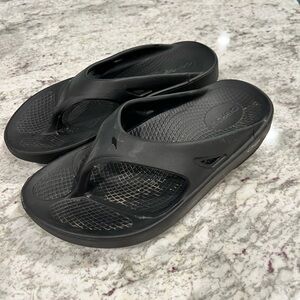 OOFOS Women’s Size 5 Black Sandals Comfortable Flip-Flops
